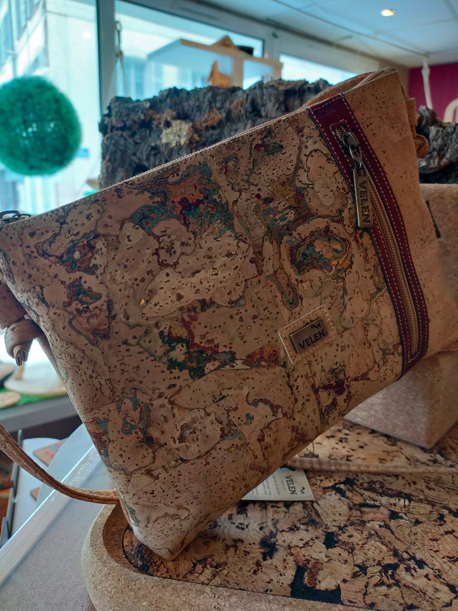 Sac à main porté bandoulière .